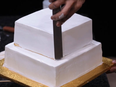 Ensamblando un Bizcocho (Cake) cuadrado de dos Niveles