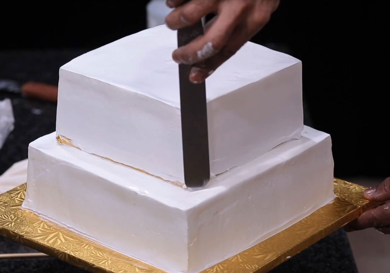 Ensamblando un Bizcocho (Cake) cuadrado de dos Niveles